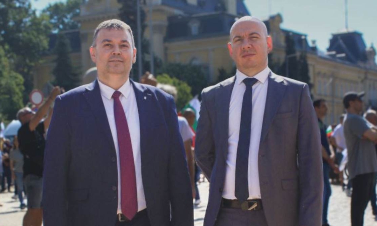 И &quot;Възраждане&quot; подаде сигнал до прокуратурата за коледните къщички